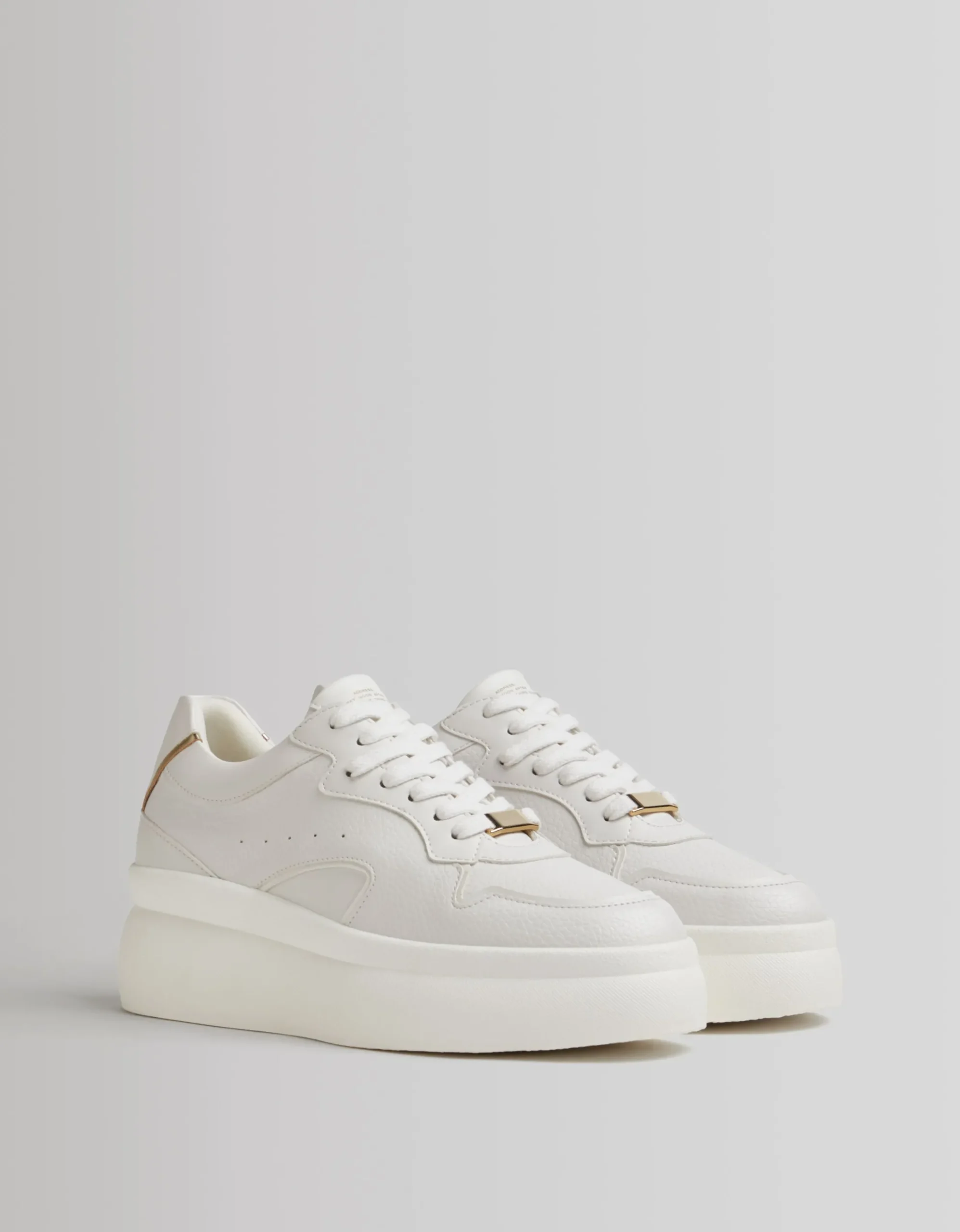 FEMME BERSHKA Chaussures*Baskets compensées décoration.