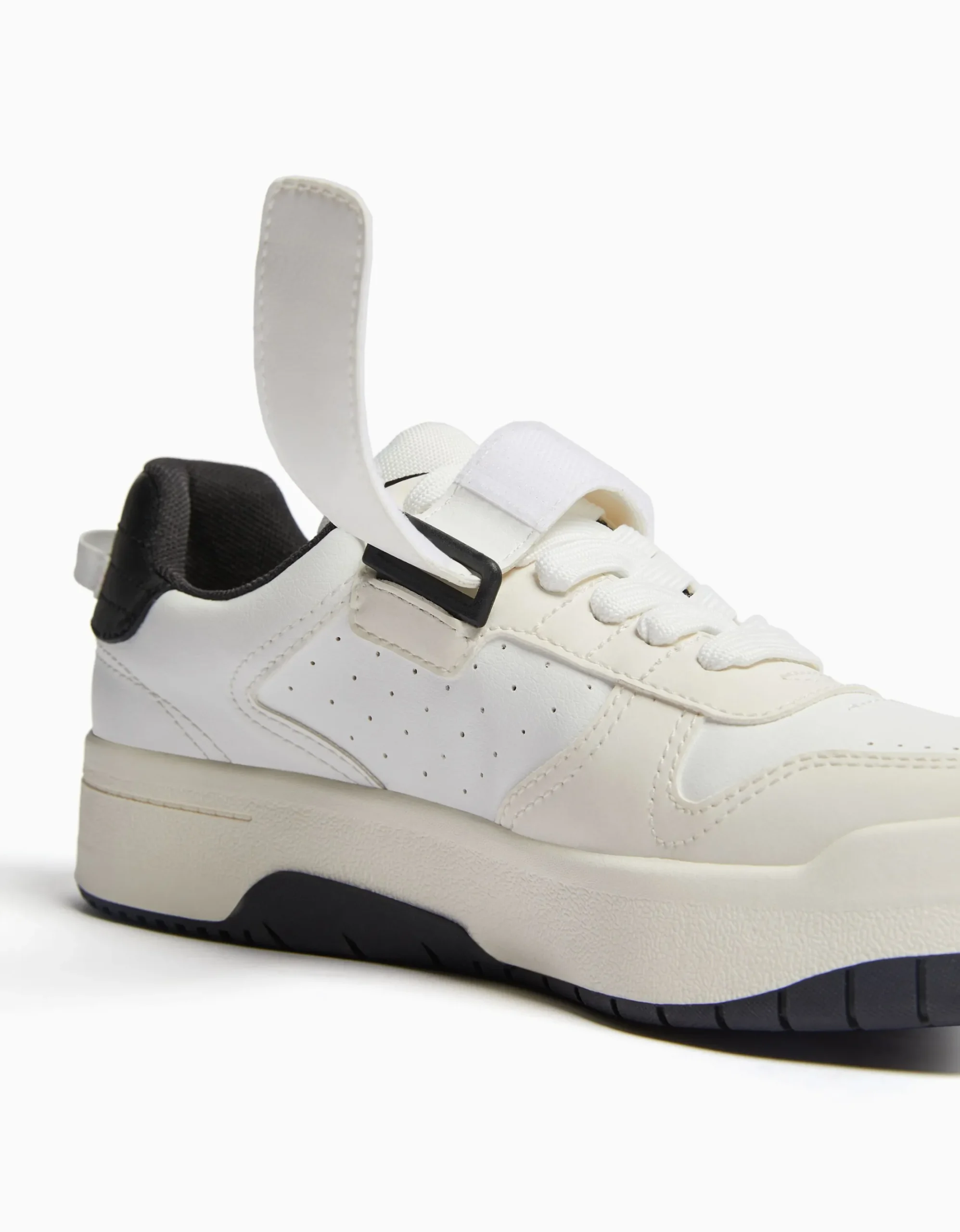 FEMME BERSHKA Survêtement*Baskets perforées détail bride