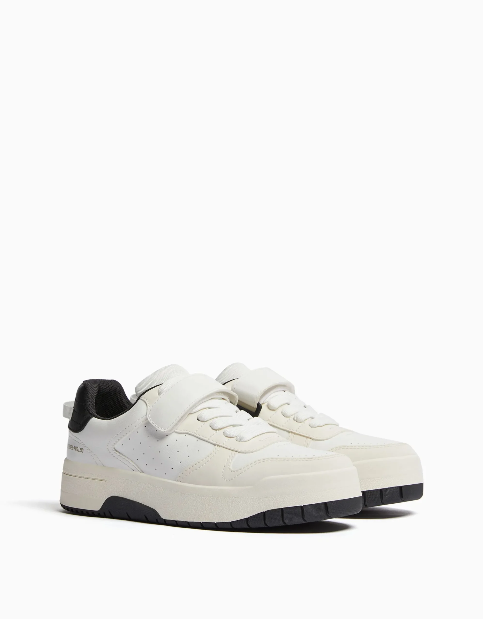 FEMME BERSHKA New*Baskets perforées détail bride