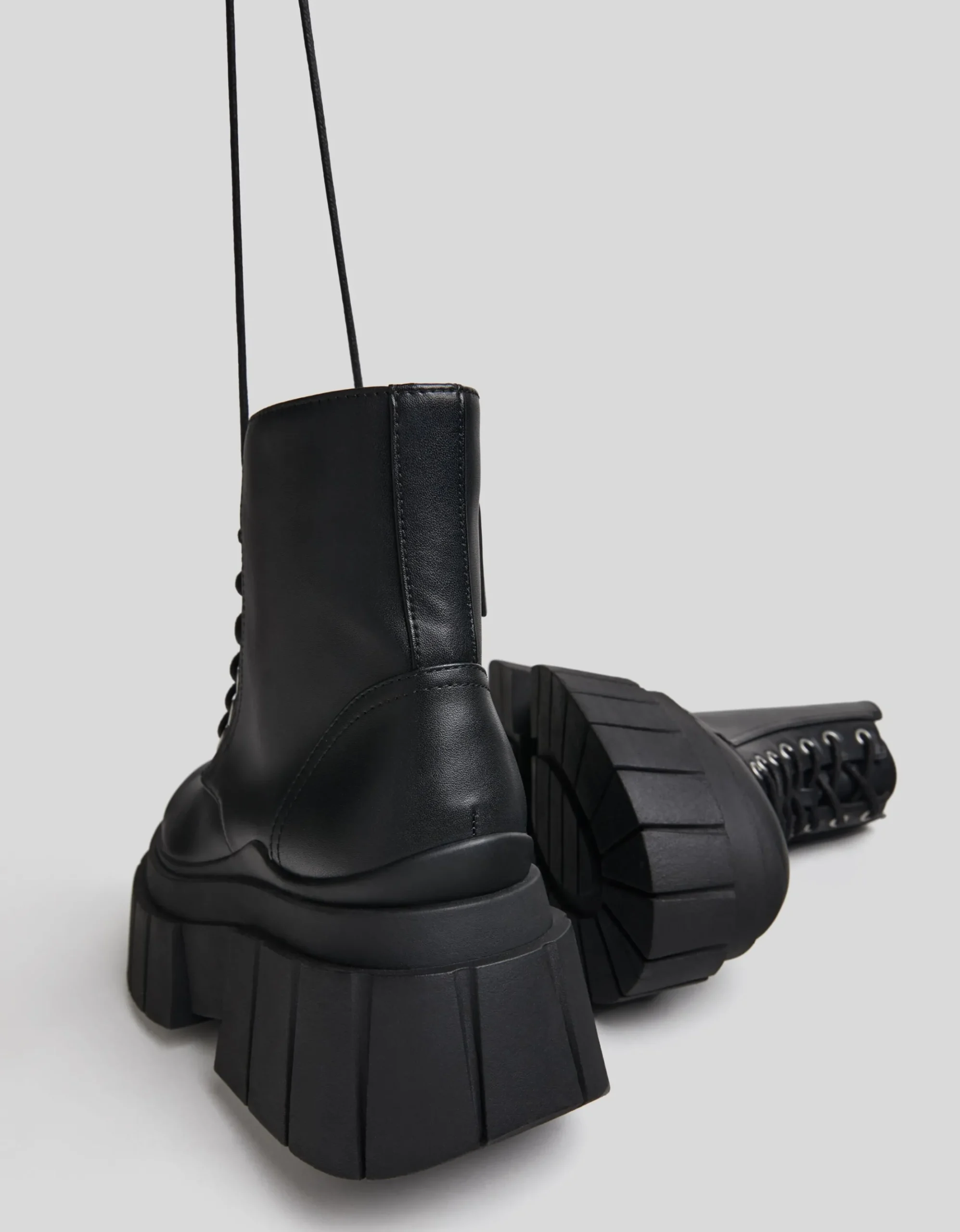 FEMME BERSHKA Bottes et bottines*Bottines à lacets plateforme rayée
