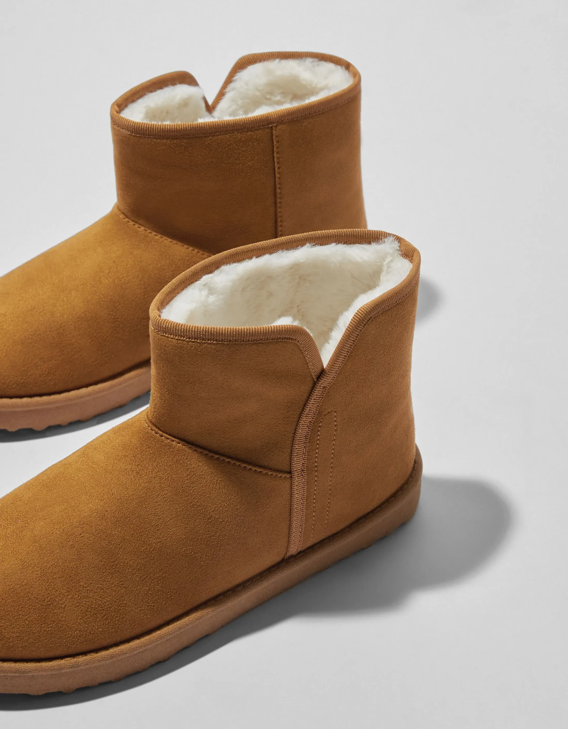 FEMME BERSHKA Bottes et bottines*Bottines doublure fausse fourrure