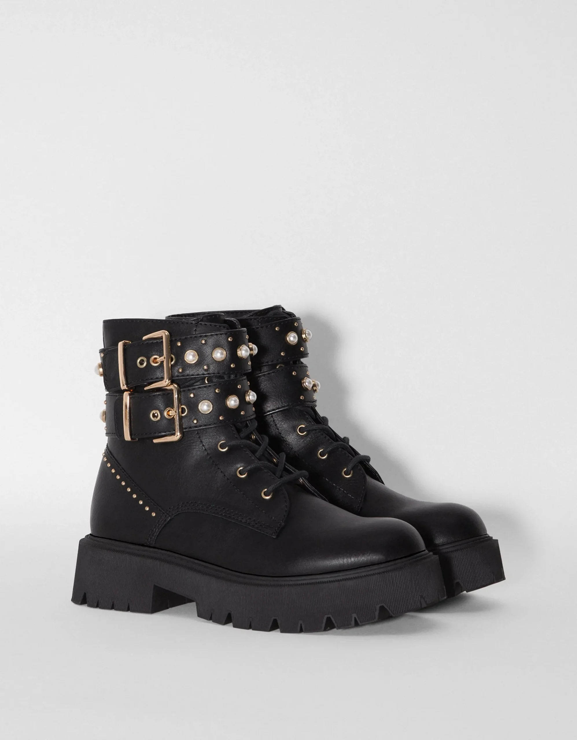 FEMME BERSHKA Bottes et bottines*Bottines plates avec perles et rivets