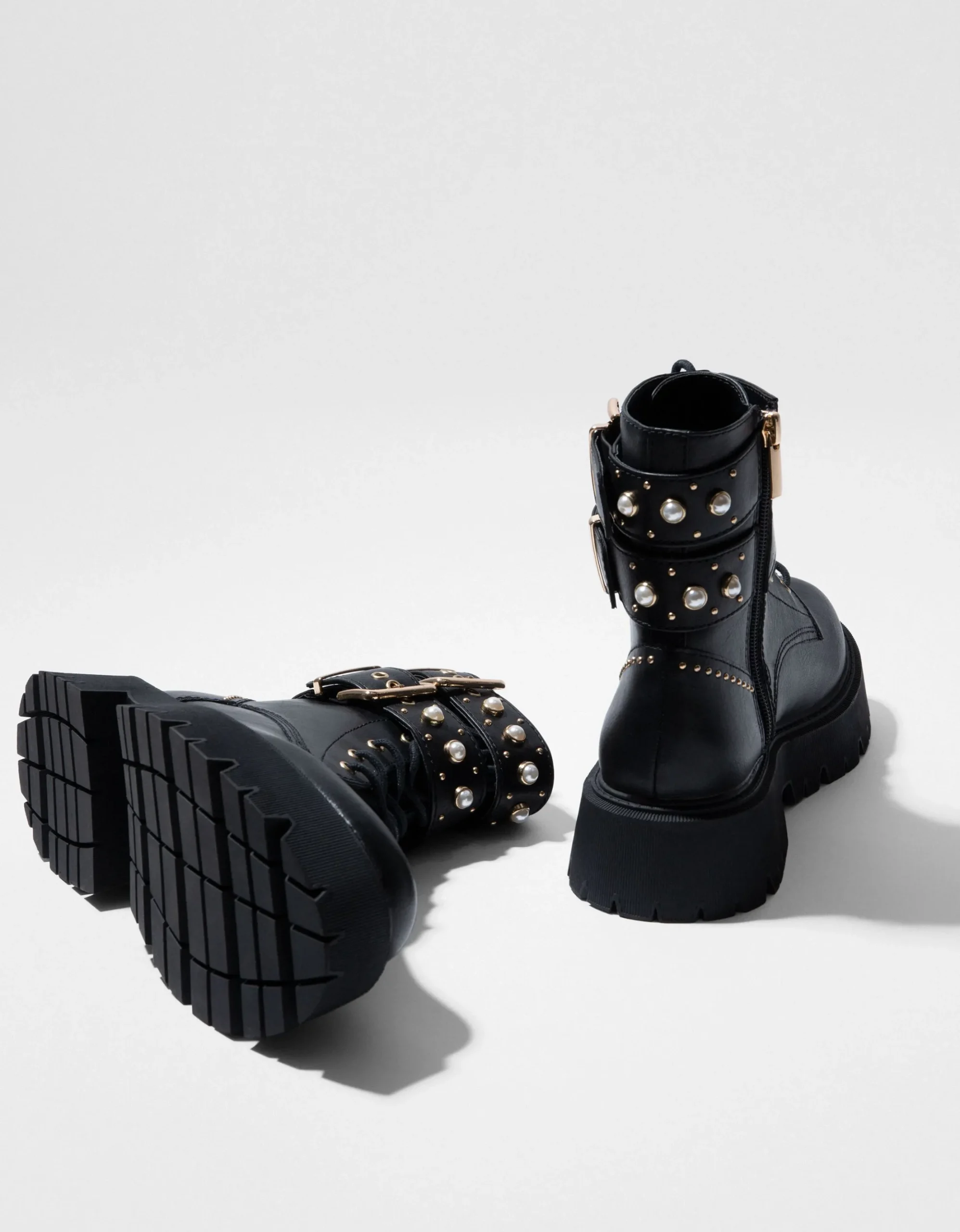 FEMME BERSHKA Bottes et bottines*Bottines plates avec perles et rivets