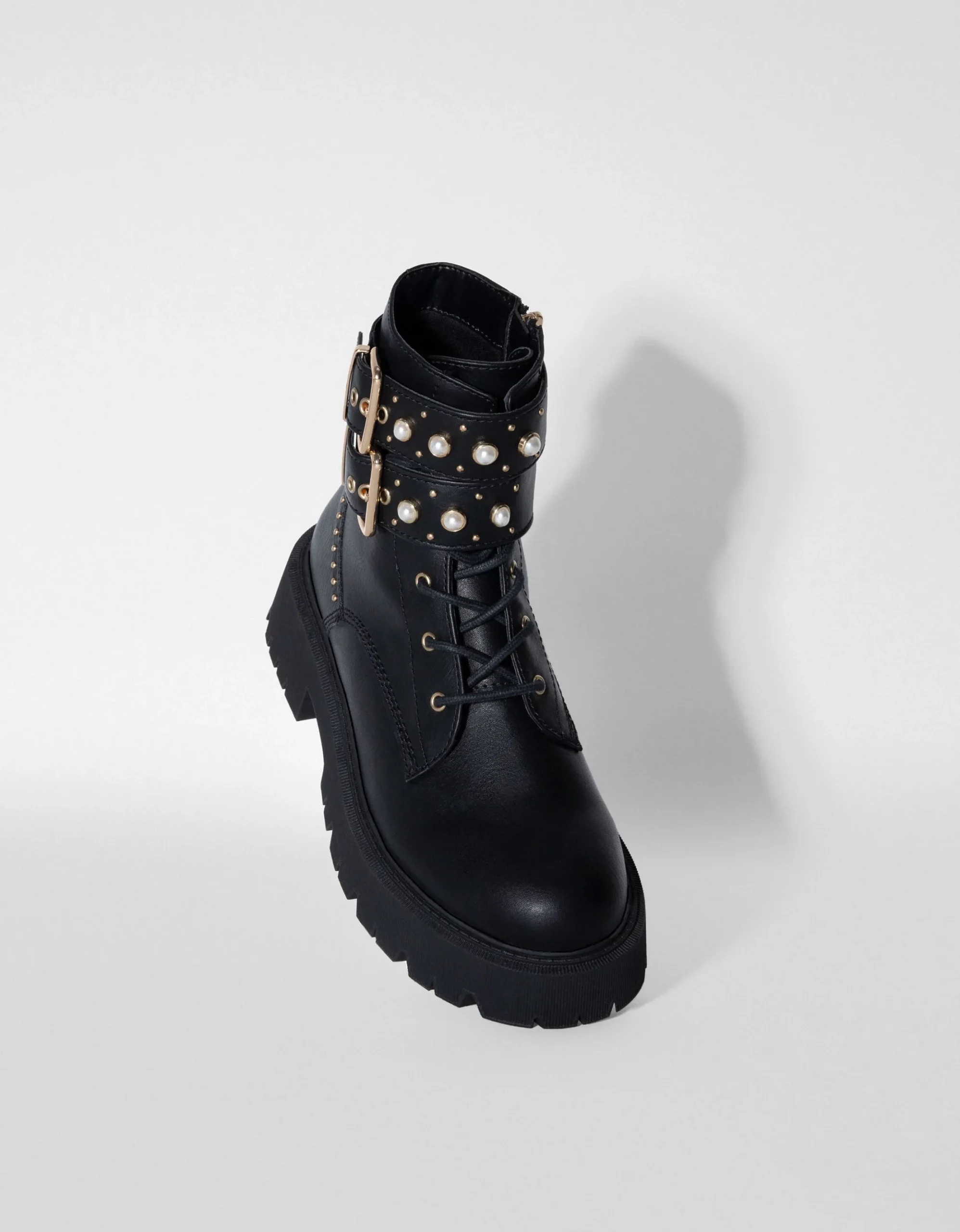 FEMME BERSHKA Bottes et bottines*Bottines plates avec perles et rivets