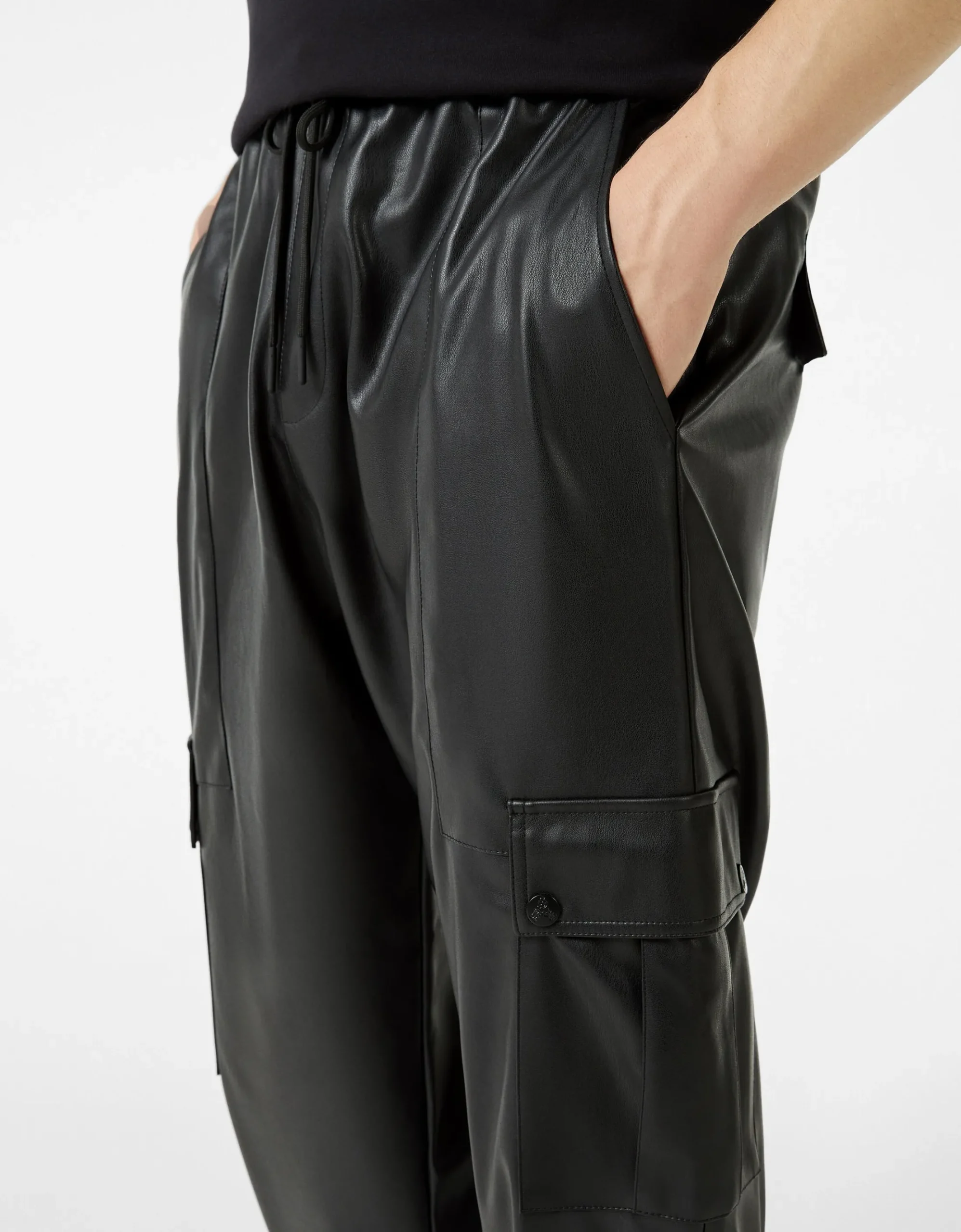 HOMME BERSHKA Pantalons et jeans*Pantalon jogger cargo en similicuir