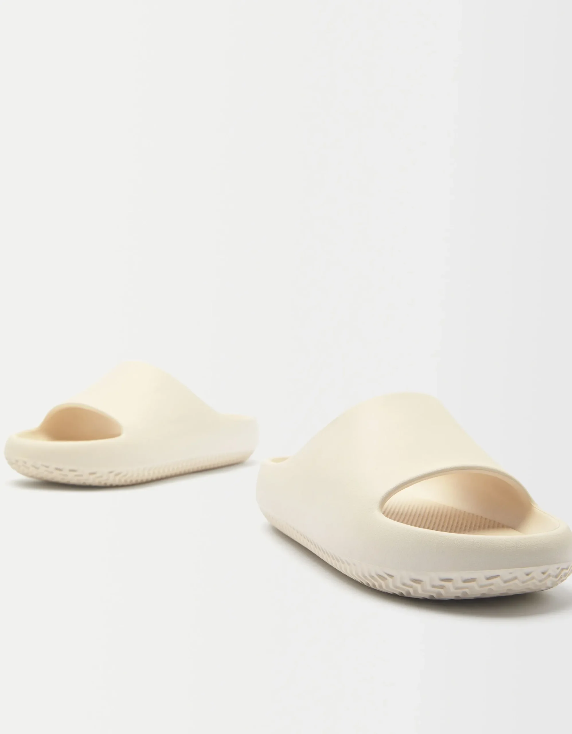 FEMME BERSHKA Sandales*Sandales plates texturées