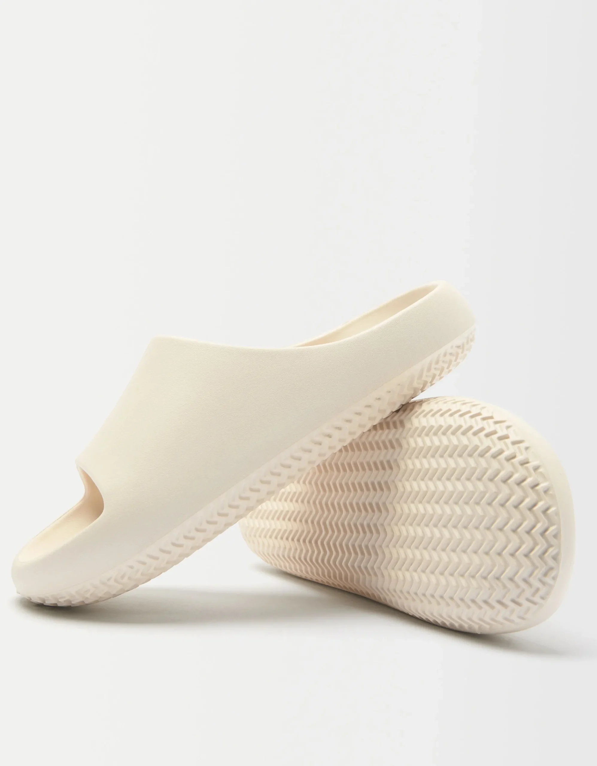 FEMME BERSHKA Sandales*Sandales plates texturées