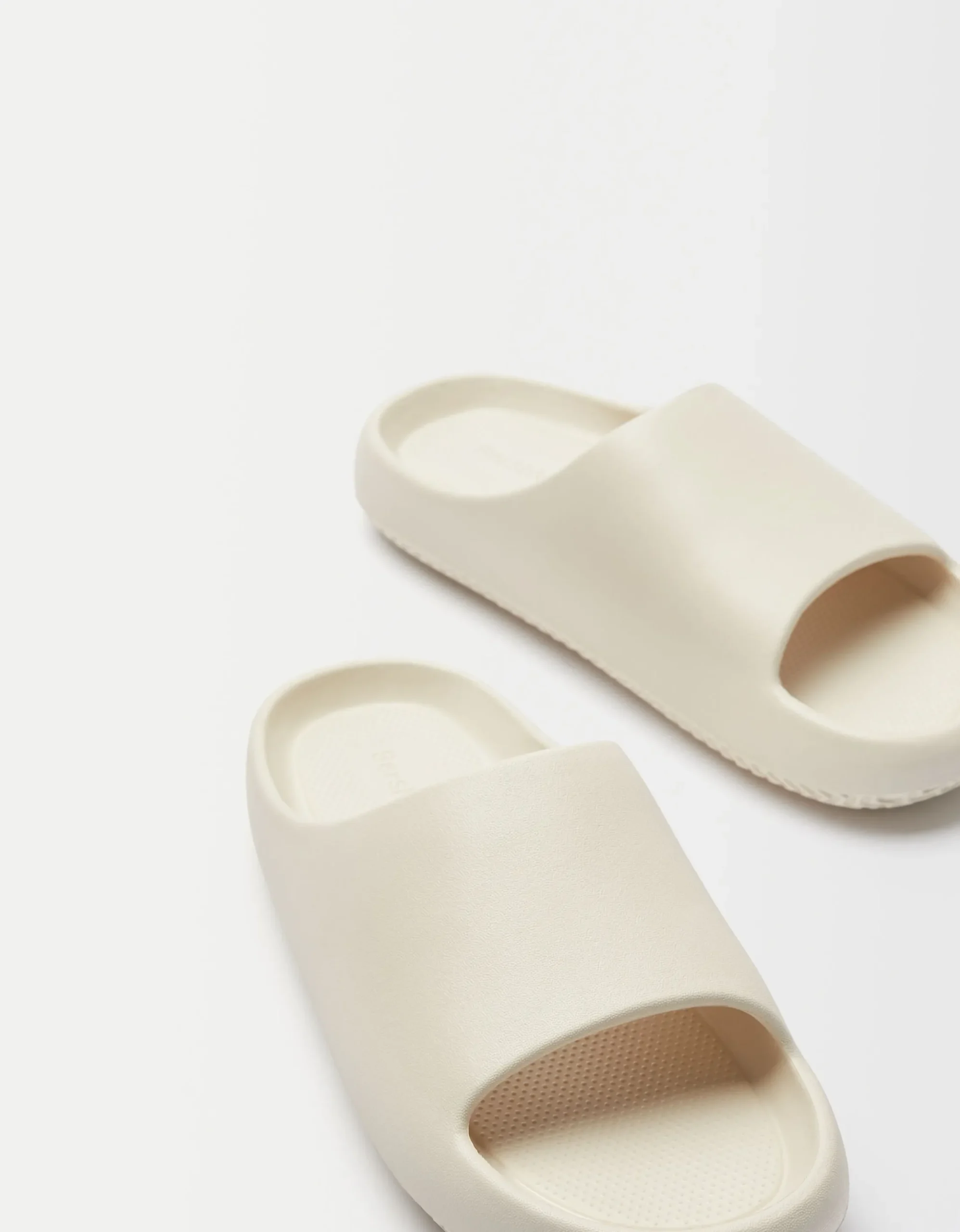 HOMME BERSHKA Basiques*Sandales plates texturées homme