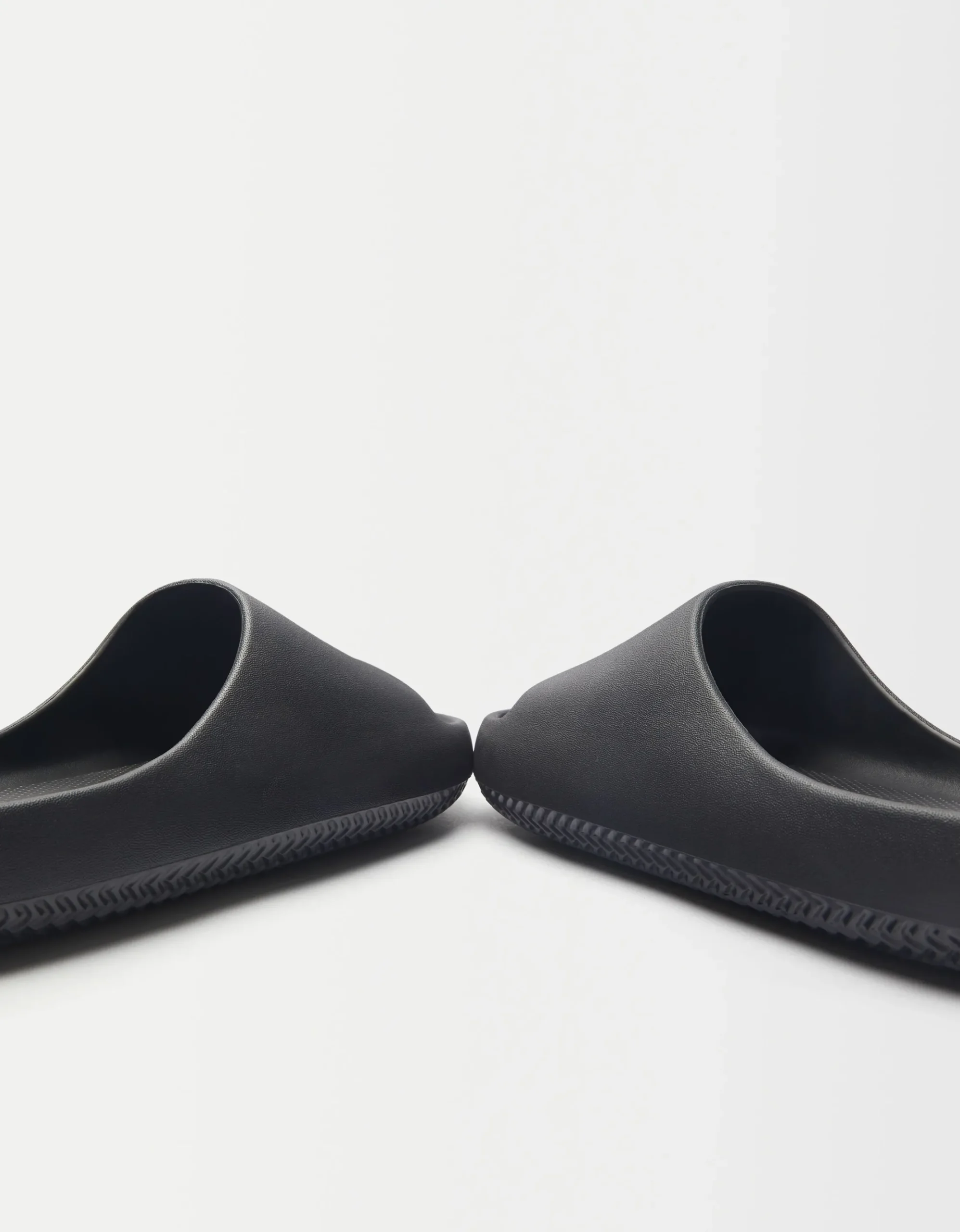 HOMME BERSHKA Basiques*Sandales plates texturées homme